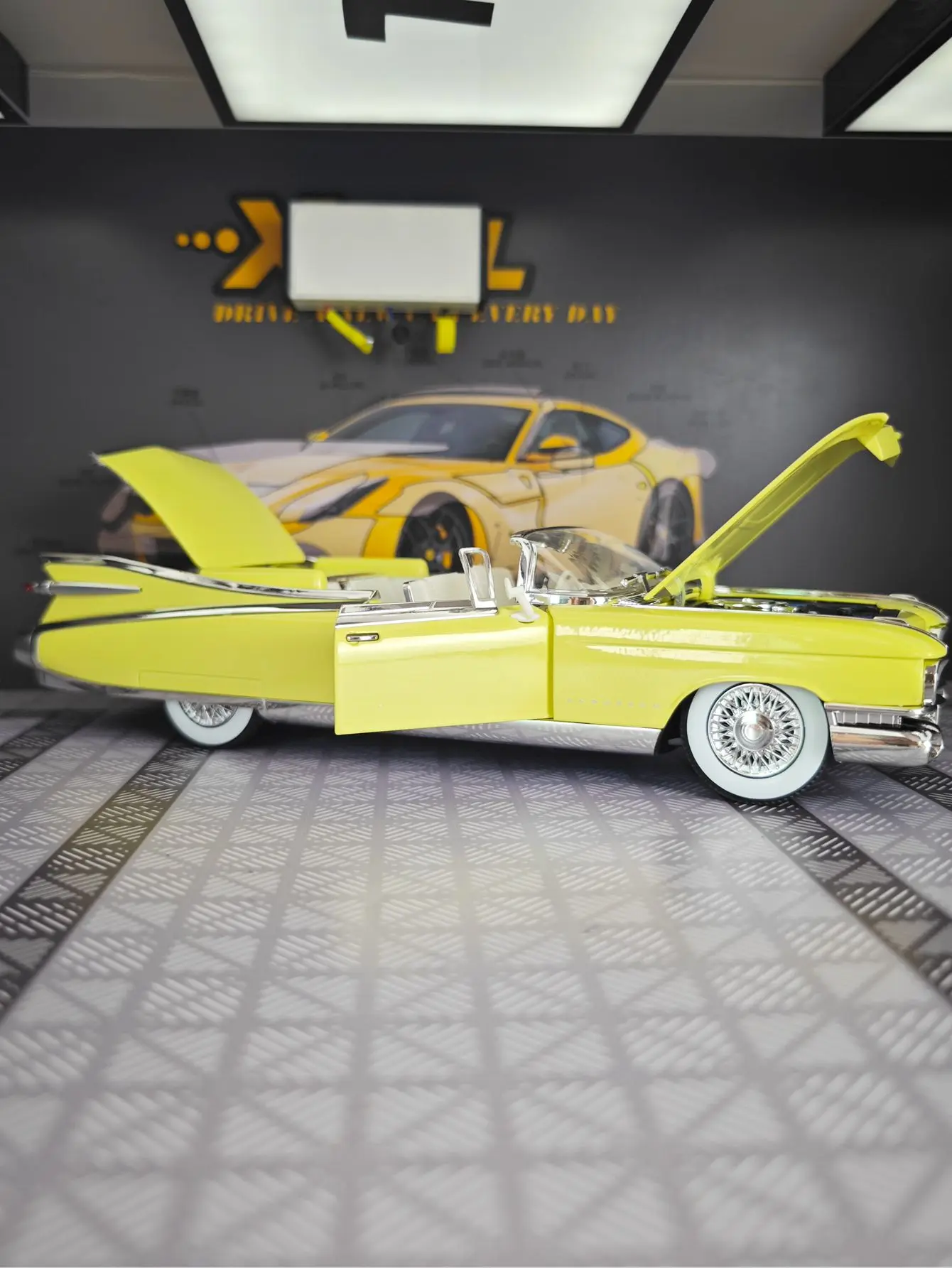 1:24 Cadillac Eldorado 1959 alloy sports car model convertible car ornaments acousto-optic pull back toy car
1:24 Cadillac Eldorado 1959 alloy sports car model convertible car ornaments acousto-optic pull back toy car