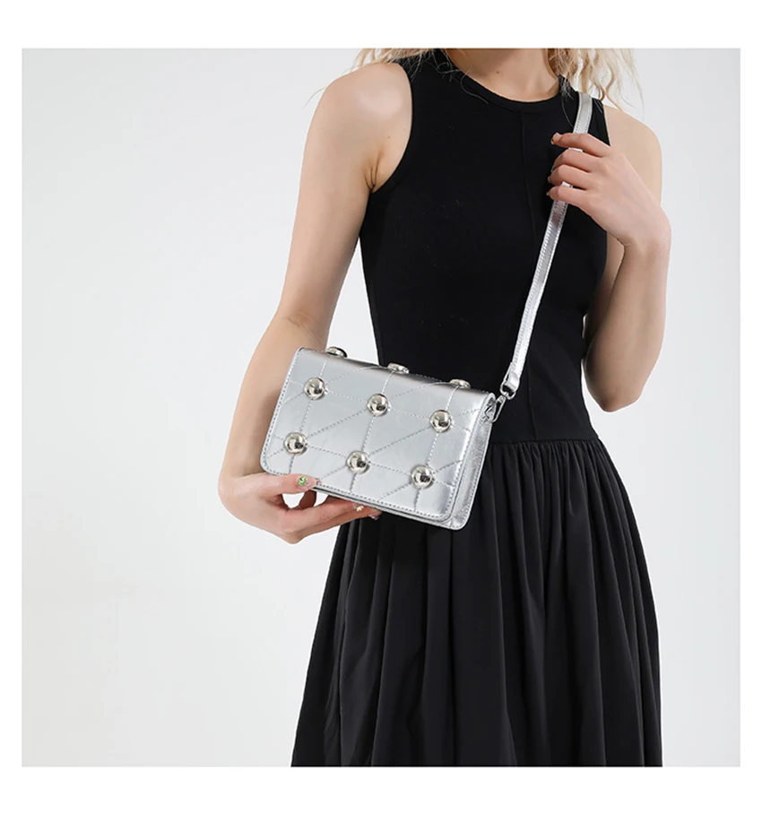 Retro Women Rivet Cross Body Bag Square Solid Color PU Shoulder Bags American Fashion Versatile Female Handbag
Retro Women Rivet Cross Body Bag Square Solid Color PU Shoulder Bags American Fashion Versatile Female Handbag