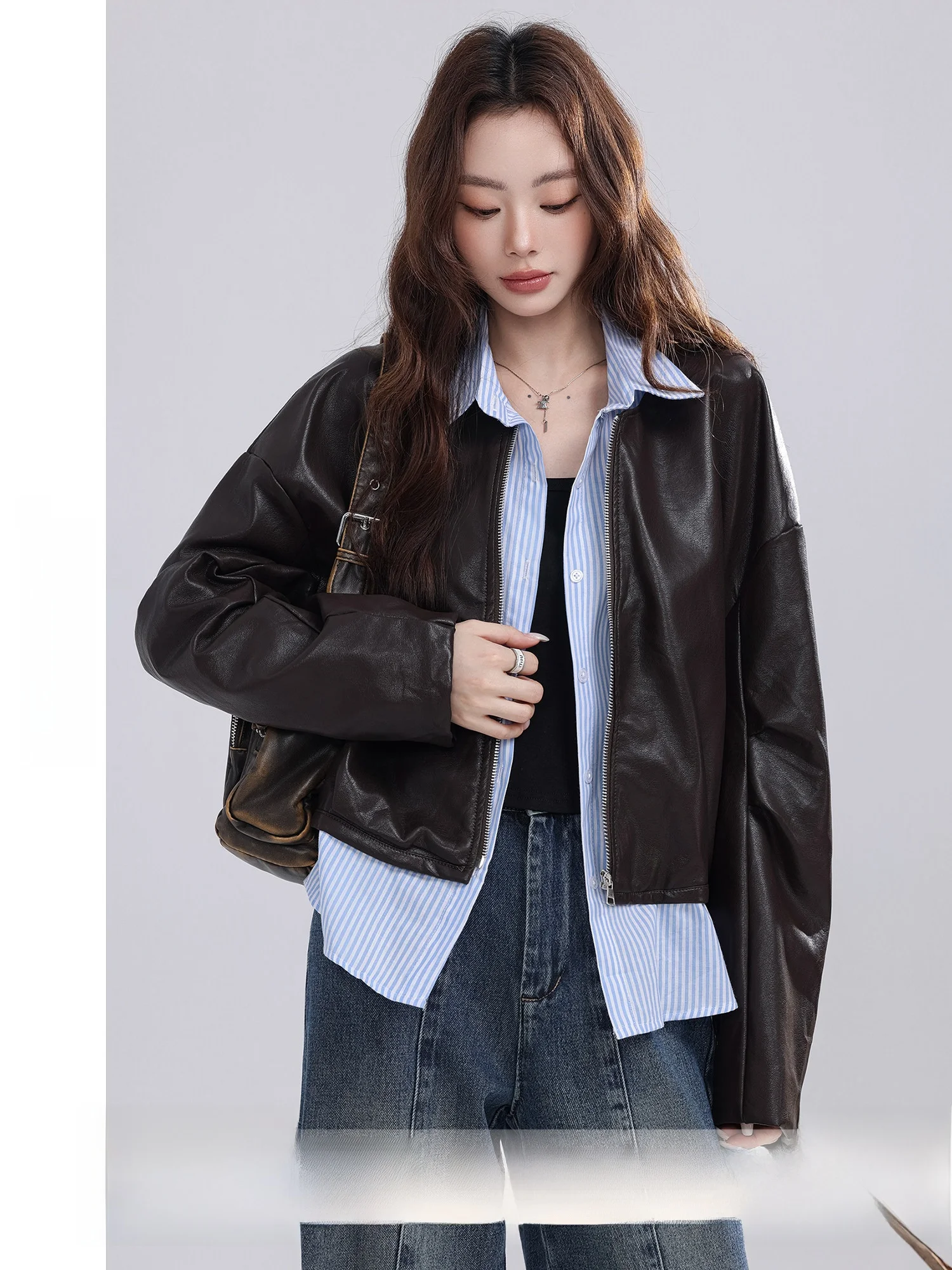 Куртка женская Youxiang Texas Twilight из искусственной кожи с полосатыми вставками, осенняя новинка, теплая, для повседневной носки, стандартный крой
Куртка женская Youxiang Texas Twilight из искусственной кожи с полосатыми вставками, осенняя новинка, теплая, для повседневной носки, стандартный крой