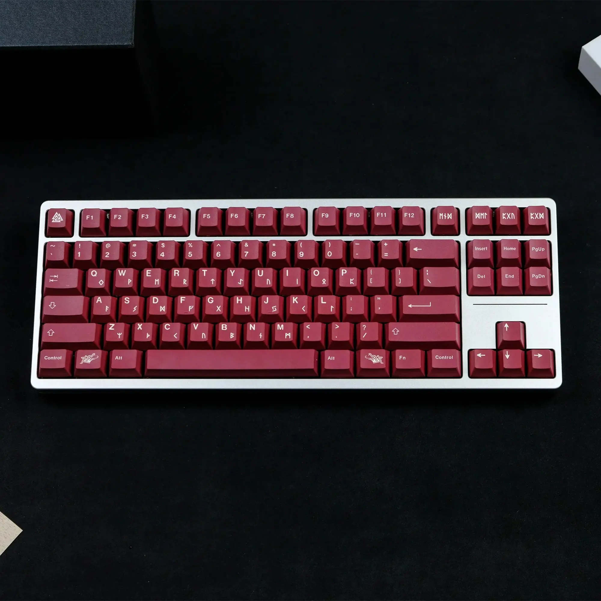 Набор колпачков для клавиш GMK Blood Sacrifice, 129 клавиш, материал PBT, игровой колпачок с вишневым профилем, подходит для механической клавиатуры MX Switch
Набор колпачков для клавиш GMK Blood Sacrifice, 129 клавиш, материал PBT, игровой колпачок с вишневым профилем, подходит для механической клавиатуры MX Switch