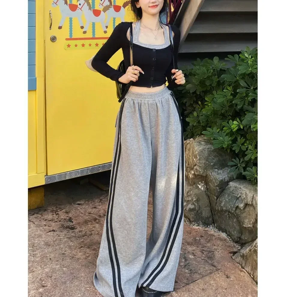 Women Wide Leg Sweatpants Gray Oversized Casual Vintage Sports Trousers Baggy Female Korean Streetwear Y2k Side Striped
Women Wide Leg Sweatpants Gray Oversized Casual Vintage Sports Trousers Baggy Female Korean Streetwear Y2k Side Striped