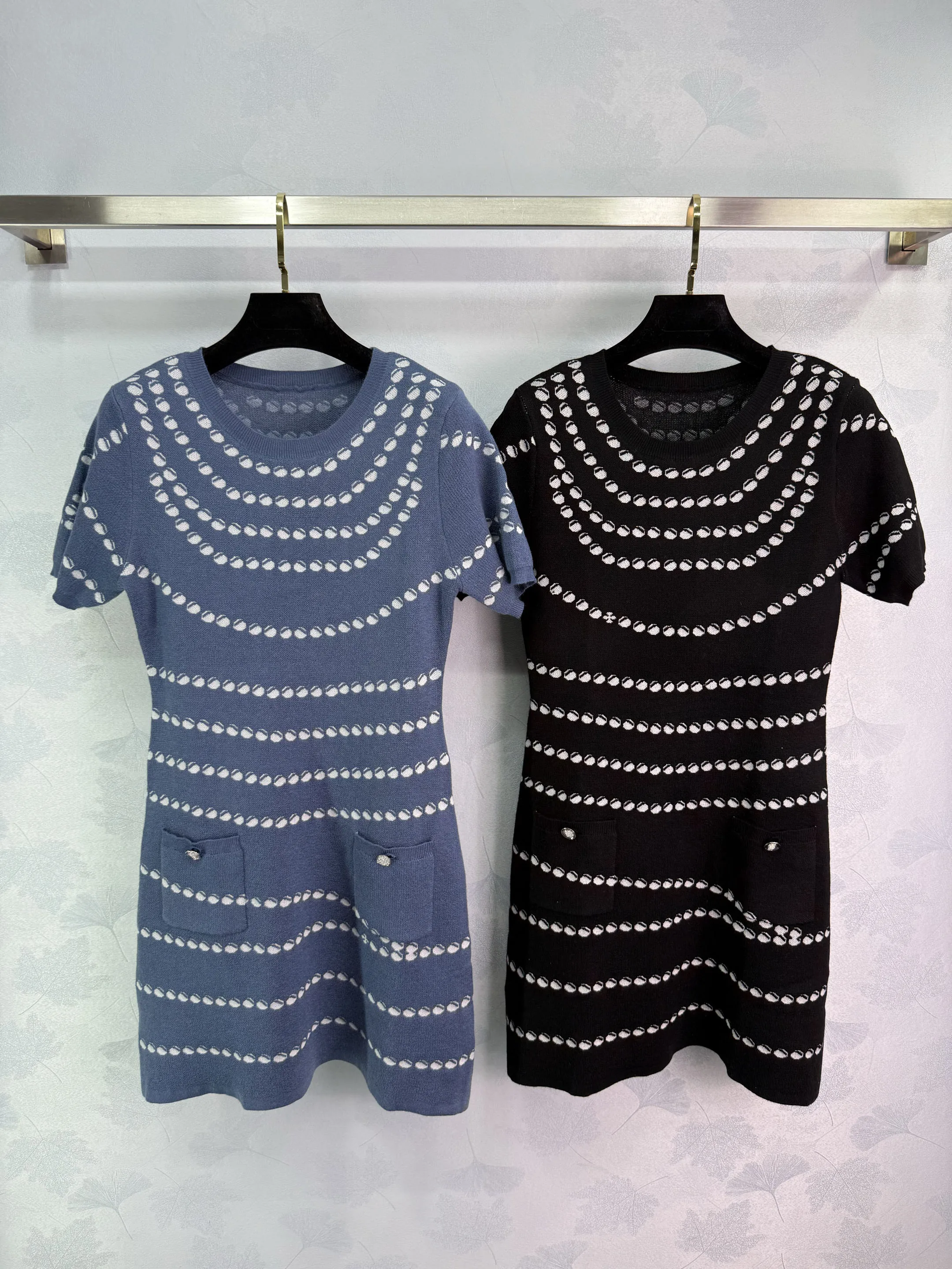 25 New Knitted Round Neck Short Sleeved Dress Decoration High-End Fashion Temperament Socialite Fan Women's Dress
25 New Knitted Round Neck Short Sleeved Dress Decoration High-End Fashion Temperament Socialite Fan Women's Dress