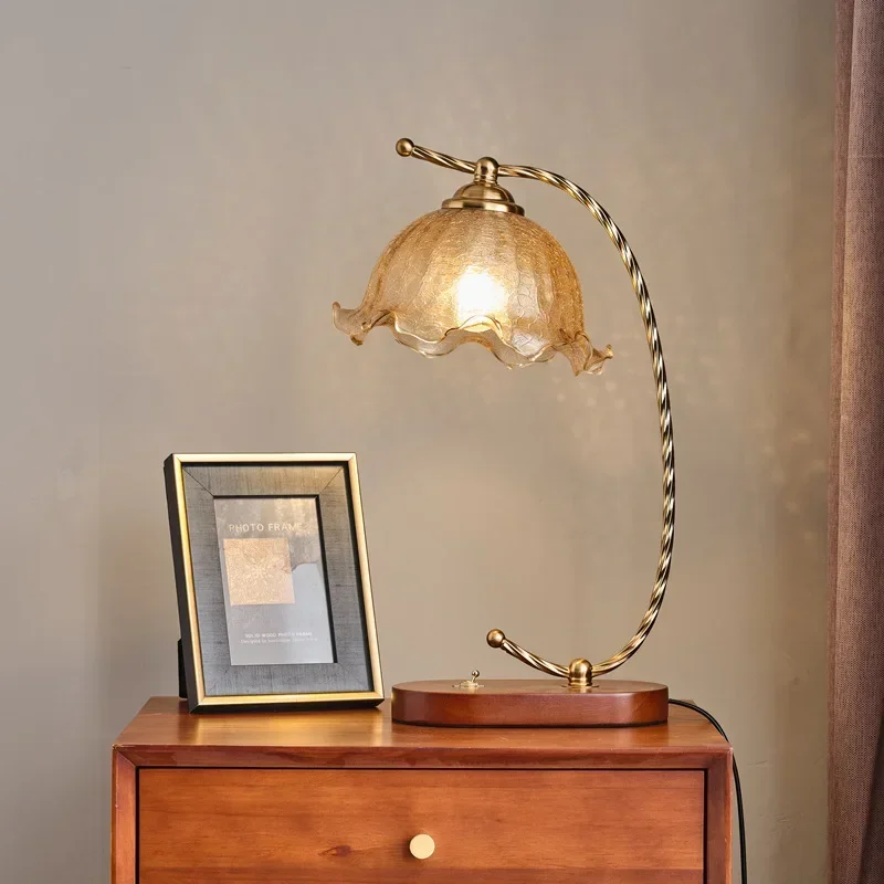 European retro desk lamp, high-end sense, festive atmosphere for dowry, American bedroom, bedside warm decoration, eternal light
European retro desk lamp, high-end sense, festive atmosphere for dowry, American bedroom, bedside warm decoration, eternal light