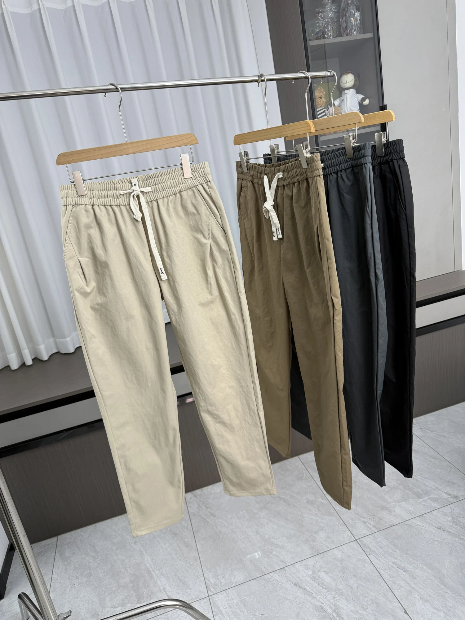 Удобные дышащие мужские повседневные брюки с эластичной резинкой на талии, универсальные, свободного кроя, для повседневной носки, прямые брюки
Удобные дышащие мужские повседневные брюки с эластичной резинкой на талии, универсальные, свободного кроя, для повседневной носки, прямые брюки