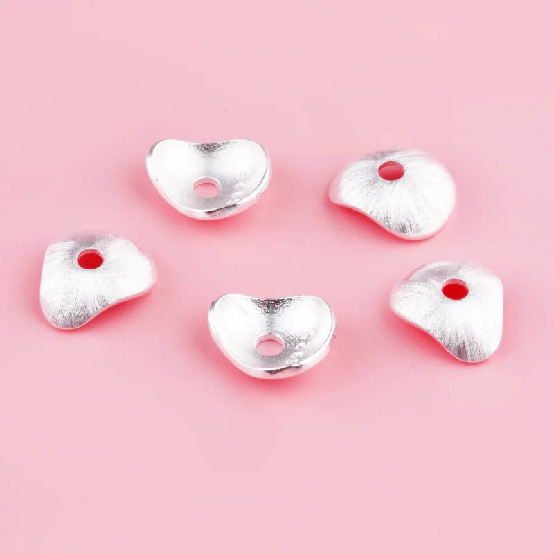 S925 серебро прецизионная матовая трехсторонняя шляпа с цветком неправильной формы DIY ручная работа из веревки аксессуар из бисера
S925 серебро прецизионная матовая трехсторонняя шляпа с цветком неправильной формы DIY ручная работа из веревки аксессуар из бисера