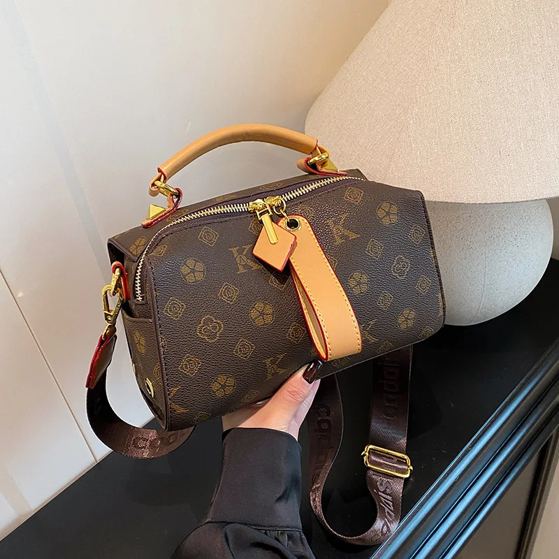 Classic Vintage Monogram Hobo Shoulder Bag, Trendy Versatile Crossbody Handbag with Gold Chain & Dual Straps
Classic Vintage Monogram Hobo Shoulder Bag, Trendy Versatile Crossbody Handbag with Gold Chain & Dual Straps