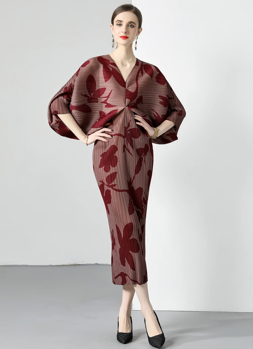 Pleated Flower Print Bat Sleeve Loose Fitting Women's Evening Dress 2024 Spring/Summer Elegant V-neck Slim Fit Party Midi Dress
Pleated Flower Print Bat Sleeve Loose Fitting Women's Evening Dress 2024 Spring/Summer Elegant V-neck Slim Fit Party Midi Dress