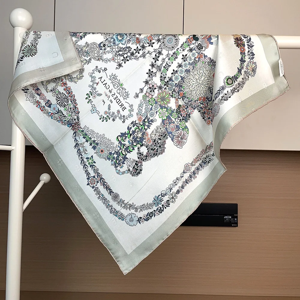 2 Sided Print Silk Scarf 65CM Hand Rolled Bandanas Luxury Designers Shawls Clothing Hair Decoration Lover Christmas Gift
2 Sided Print Silk Scarf 65CM Hand Rolled Bandanas Luxury Designers Shawls Clothing Hair Decoration Lover Christmas Gift
