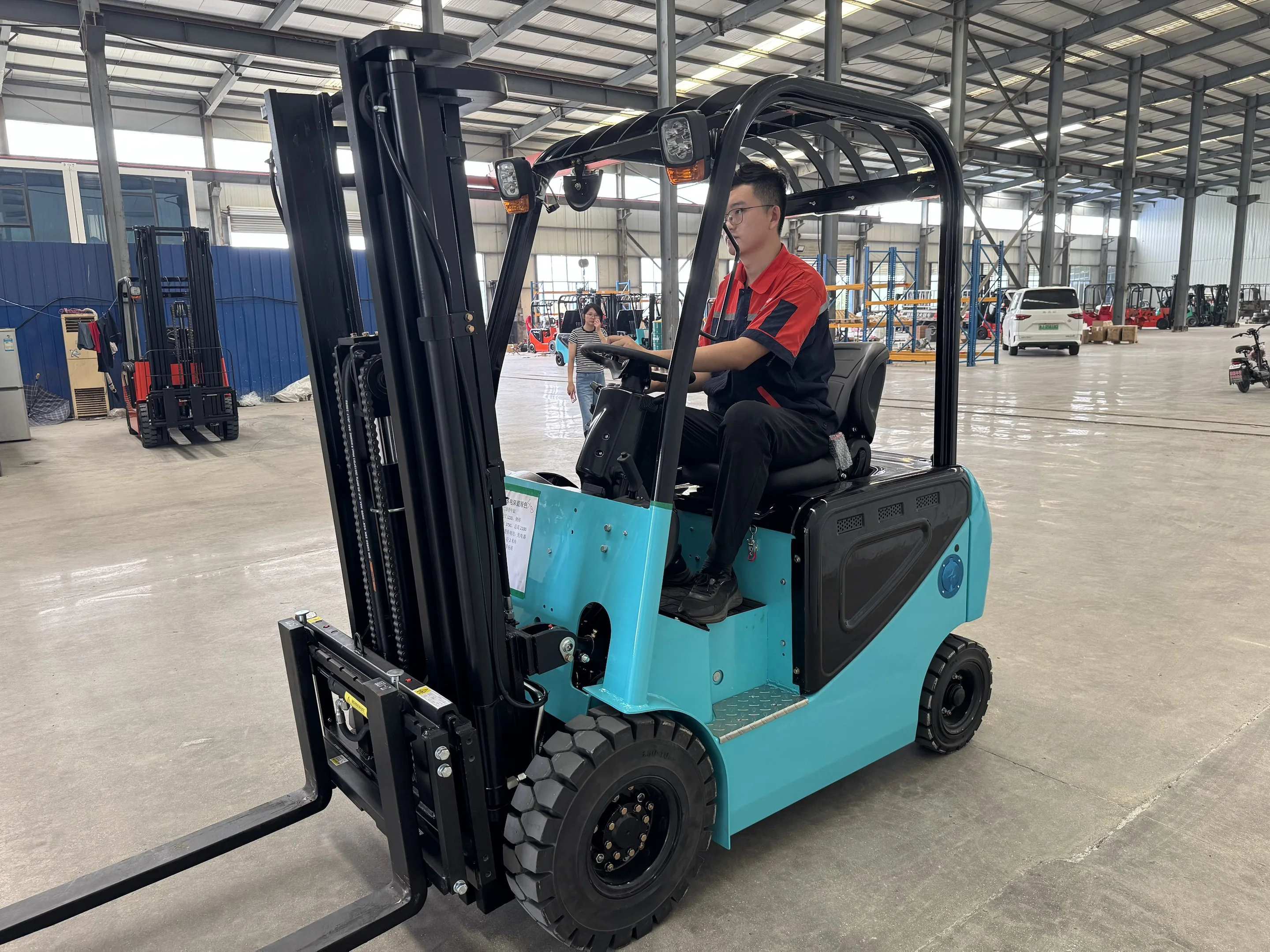 Европейский хит продаж, 2-тонный вилочный погрузчик с аксессуарами, двигатель, небольшое оборудование для хранения вилочных погрузчиков
Европейский хит продаж, 2-тонный вилочный погрузчик с аксессуарами, двигатель, небольшое оборудование для хранения вилочных погрузчиков