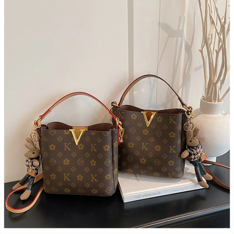 Новая винтажная сумка-ведро 2026 года для женщин, роскошная сумка с принтом, стильная и легкая, универсальная сумка через плечо/кроссбоди
Новая винтажная сумка-ведро 2026 года для женщин, роскошная сумка с принтом, стильная и легкая, универсальная сумка через плечо/кроссбоди