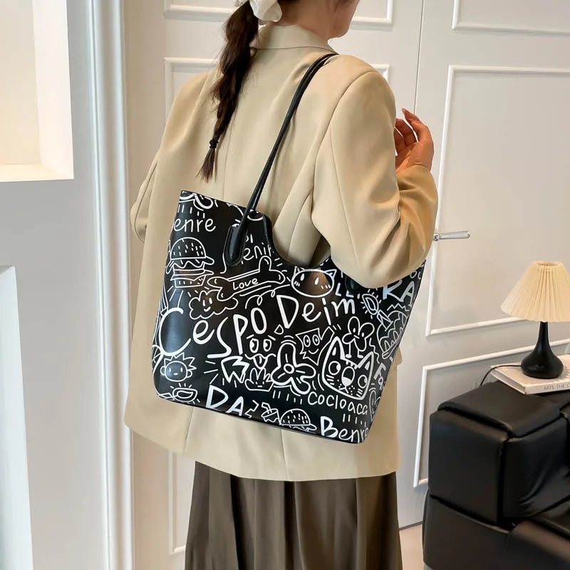 2025 Autumn New Women's Tote - Niche Graffiti Design, Large-Capacity Casual, Armpit/Shoulder/Handheld for Daily Use
2025 Autumn New Women's Tote - Niche Graffiti Design, Large-Capacity Casual, Armpit/Shoulder/Handheld for Daily Use