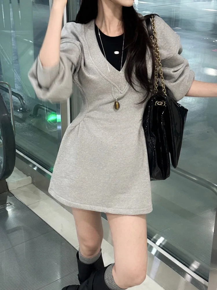 Ретро-свитер с V-образным вырезом и утягивающим эффектом на талии, женская модная облегающая юбка А-силуэта, новая зимняя коллекция, стильный корейский дизайн.
Ретро-свитер с V-образным вырезом и утягивающим эффектом на талии, женская модная облегающая юбка А-силуэта, новая зимняя коллекция, стильный корейский дизайн.