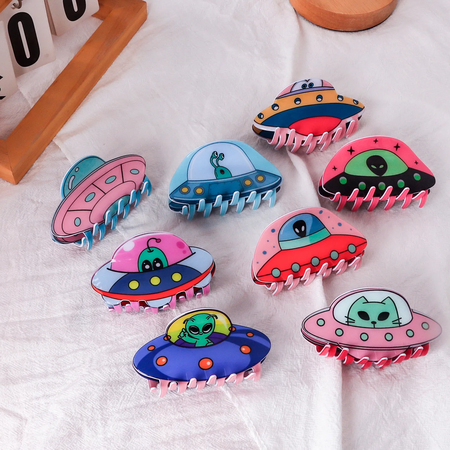 Cartoon Colorful Spaceship Alien Print Hair Claw Light Luxury Claw Clip Crab Hair Clip for Women Girls Hair Accessories
Cartoon Colorful Spaceship Alien Print Hair Claw Light Luxury Claw Clip Crab Hair Clip for Women Girls Hair Accessories