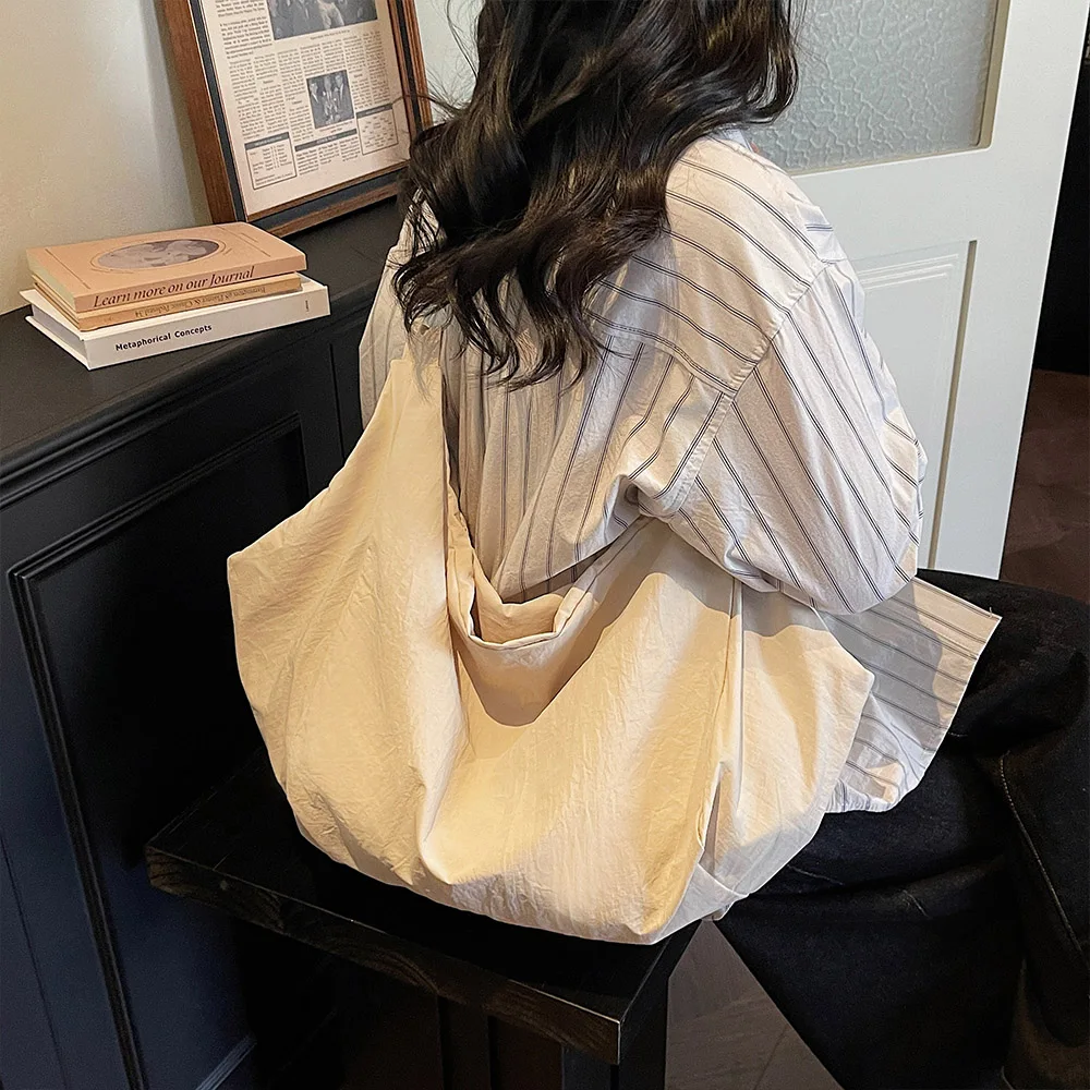 Casual Hobo Shoulder Bag, Oversized Nylon Tote, Lightweight & Wrinkle-resistant, for Daily Commute & Street Style
Casual Hobo Shoulder Bag, Oversized Nylon Tote, Lightweight & Wrinkle-resistant, for Daily Commute & Street Style