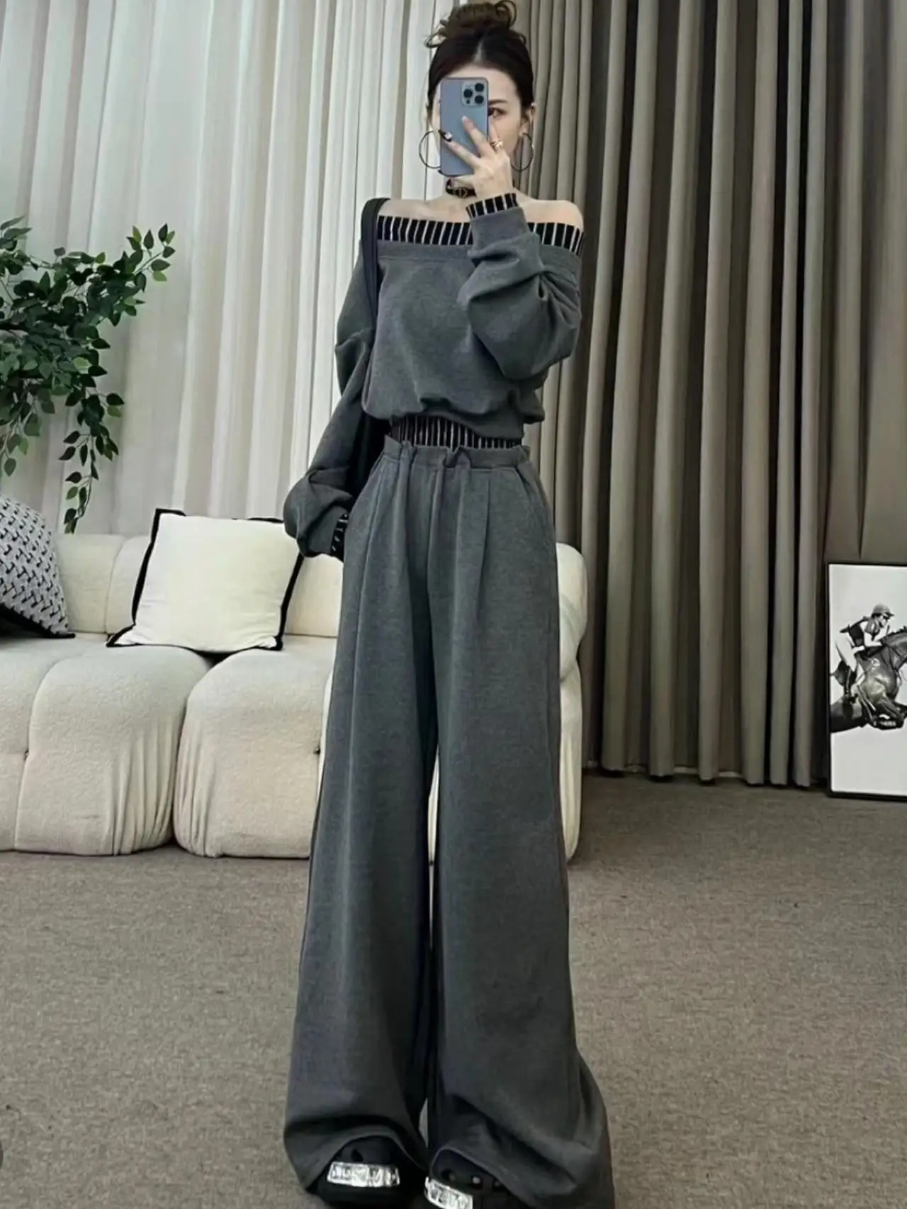 Женский комплект спортивной одежды, полосатый свитшот с открытыми плечами и вставками, топы с повседневными широкими брюками с высокой талией, комплект из двух предметов
Женский комплект спортивной одежды, полосатый свитшот с открытыми плечами и вставками, топы с повседневными широкими брюками с высокой талией, комплект из двух предметов