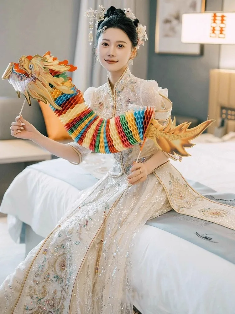 The new champagne-colored wedding dress for brides golden dragon and phoenix gown 
The new champagne-colored wedding dress for brides golden dragon and phoenix gown