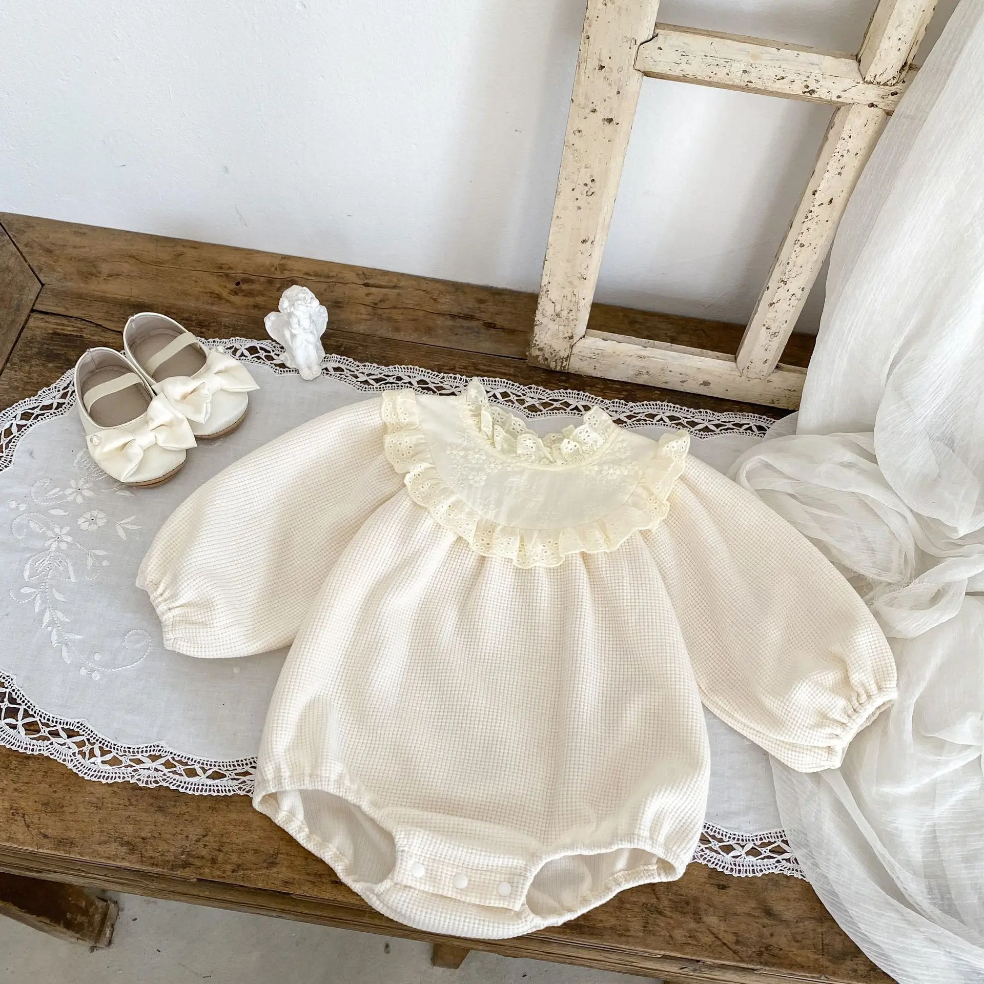 Autumn new 0-3 year old baby clothing, delicate waffle lace patchwork triangle climbing suit for baby girls
Autumn new 0-3 year old baby clothing, delicate waffle lace patchwork triangle climbing suit for baby girls