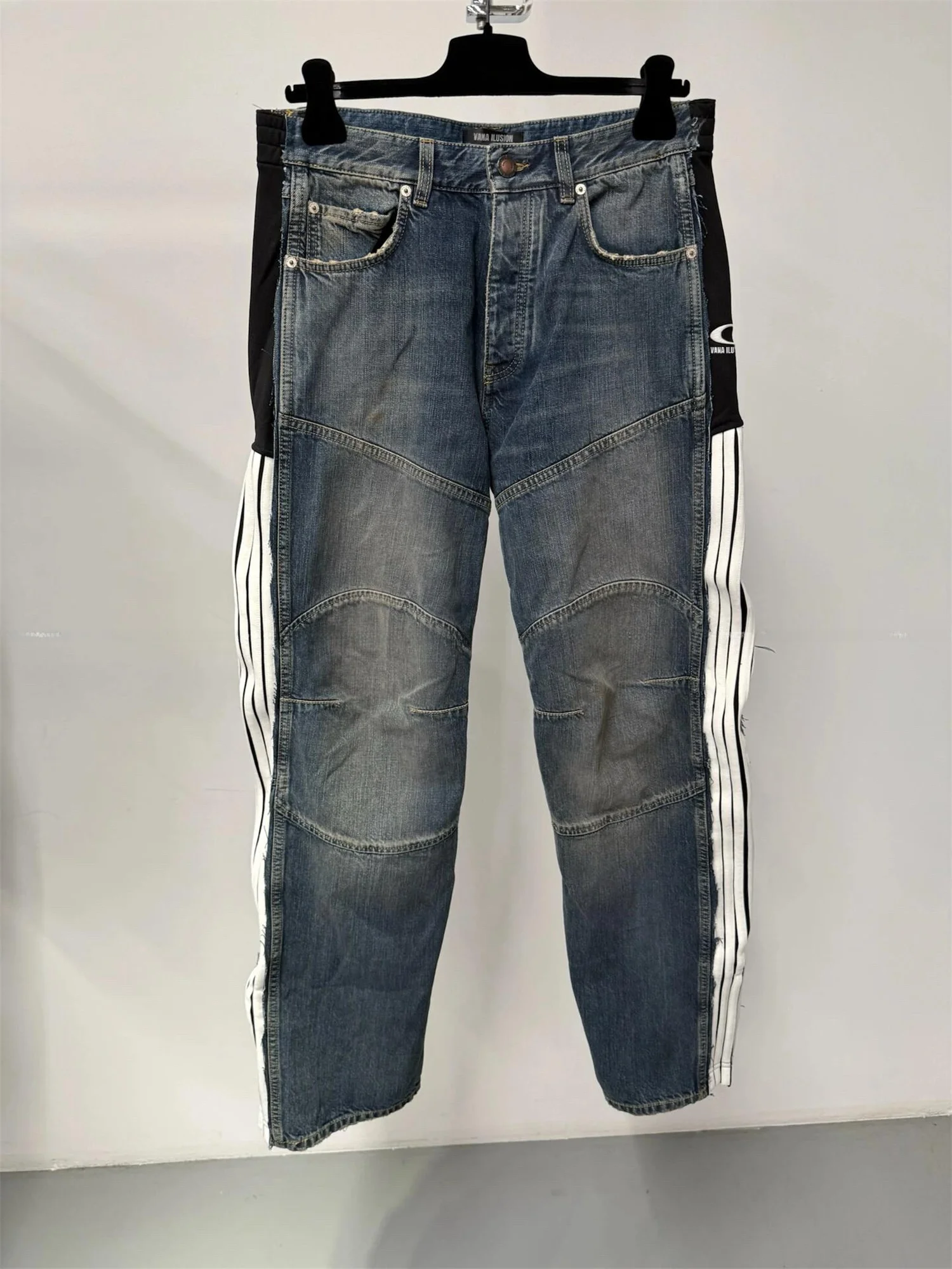 VANA ILUSION Five Bars Series Embroidered Belted Jeans Low Waist Street Sle for Men Women Couples Trendy Autumn Jeans
VANA ILUSION Five Bars Series Embroidered Belted Jeans Low Waist Street Sle for Men Women Couples Trendy Autumn Jeans