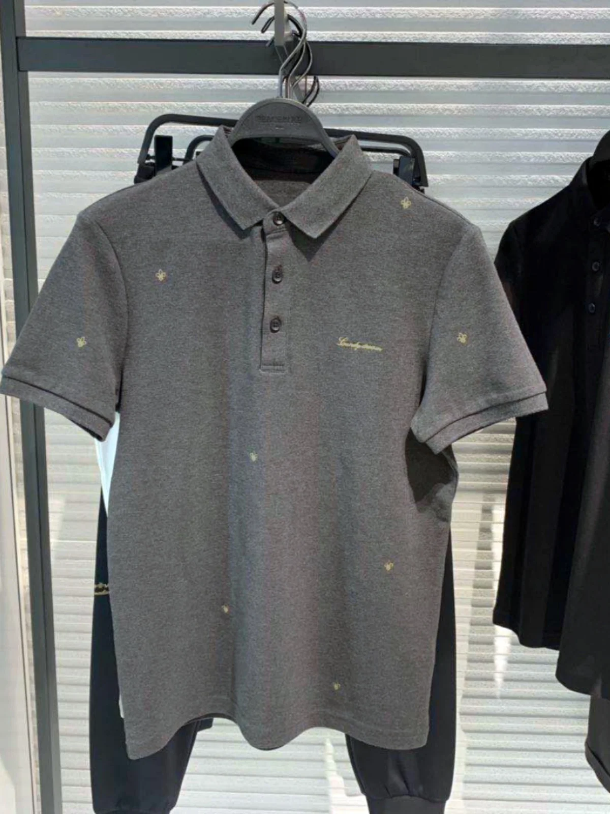 Новая летняя мужская повседневная футболка-поло с вышитыми буквами в стиле IT Ins, для делового и повседневного образа
Новая летняя мужская повседневная футболка-поло с вышитыми буквами в стиле IT Ins, для делового и повседневного образа