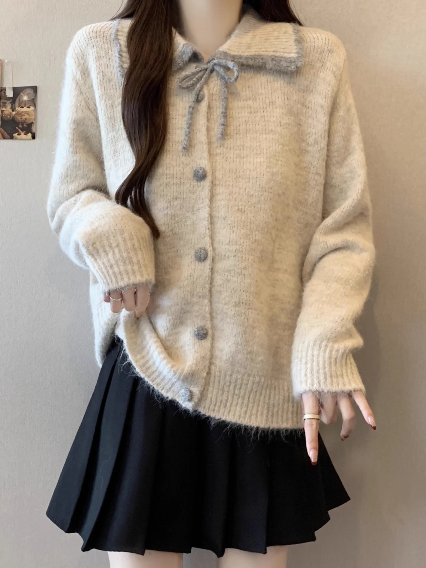 Мягкое уютное вязаное пальто-свитер для женщин с бантом на лацканах, осенне-зимнее, больших размеров, теплое, для повседневной носки, с длинными рукавами
Мягкое уютное вязаное пальто-свитер для женщин с бантом на лацканах, осенне-зимнее, больших размеров, теплое, для повседневной носки, с длинными рукавами