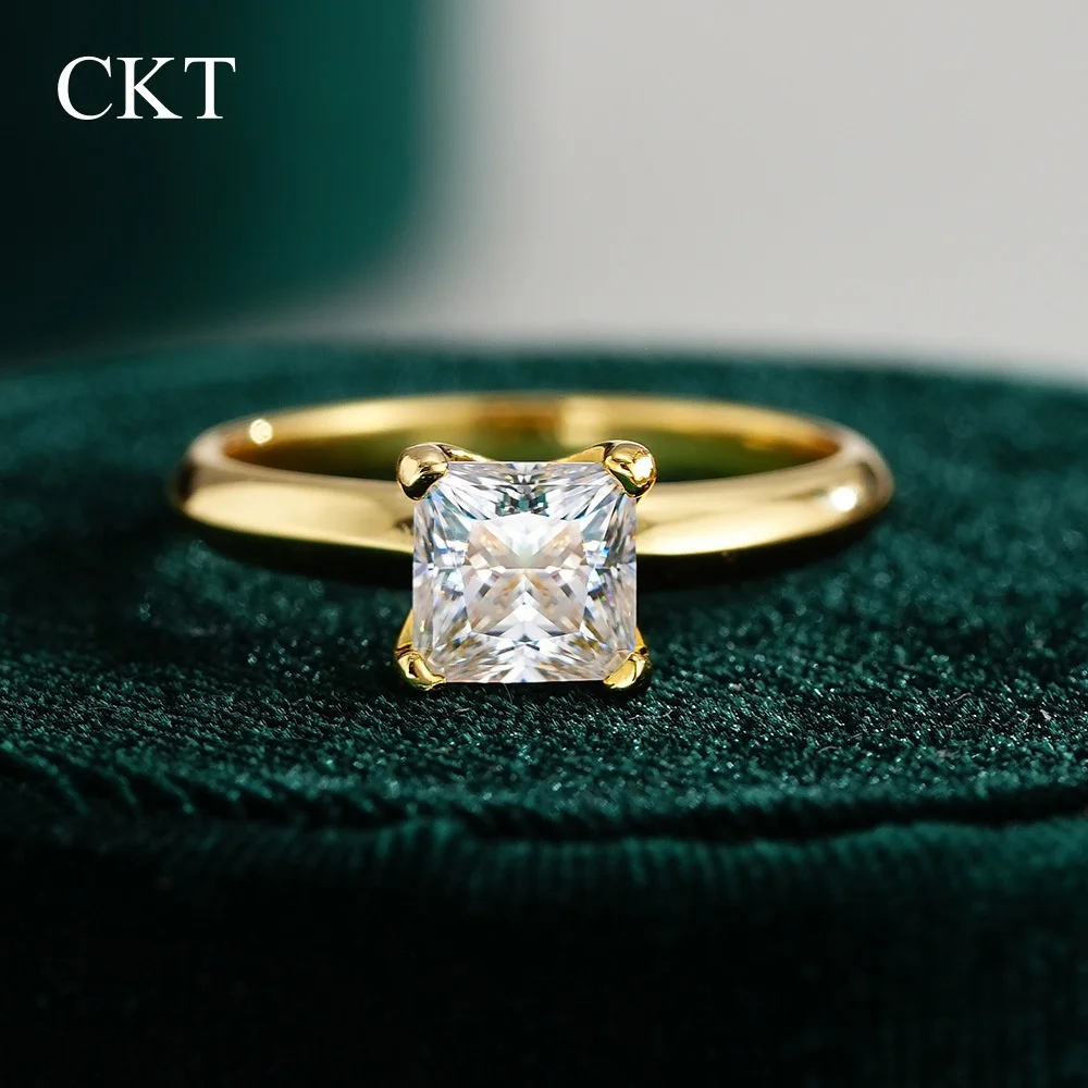 CKT Princess Square 18k Gold Ring for Women 1ct Diamond Moissanite Ring with GRA Cartificate Wedding Bands Fine Jewelry
CKT Princess Square 18k Gold Ring for Women 1ct Diamond Moissanite Ring with GRA Cartificate Wedding Bands Fine Jewelry