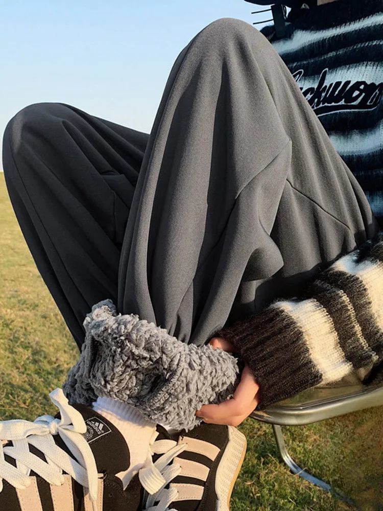 Мужские зимние утепленные спортивные брюки из бархатной ткани с эластичной резинкой на талии, теплые и уютные, новинка 2024 года, модные повседневные брюки
Мужские зимние утепленные спортивные брюки из бархатной ткани с эластичной резинкой на талии, теплые и уютные, новинка 2024 года, модные повседневные брюки