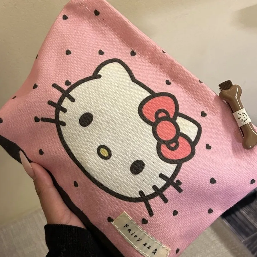 New Sanrio's Hello Kitty Large-capacity Makeup Bag with Portable Inner Lining Storage Bag, Travel Headphones, and Coin Purse
New Sanrio's Hello Kitty Large-capacity Makeup Bag with Portable Inner Lining Storage Bag, Travel Headphones, and Coin Purse