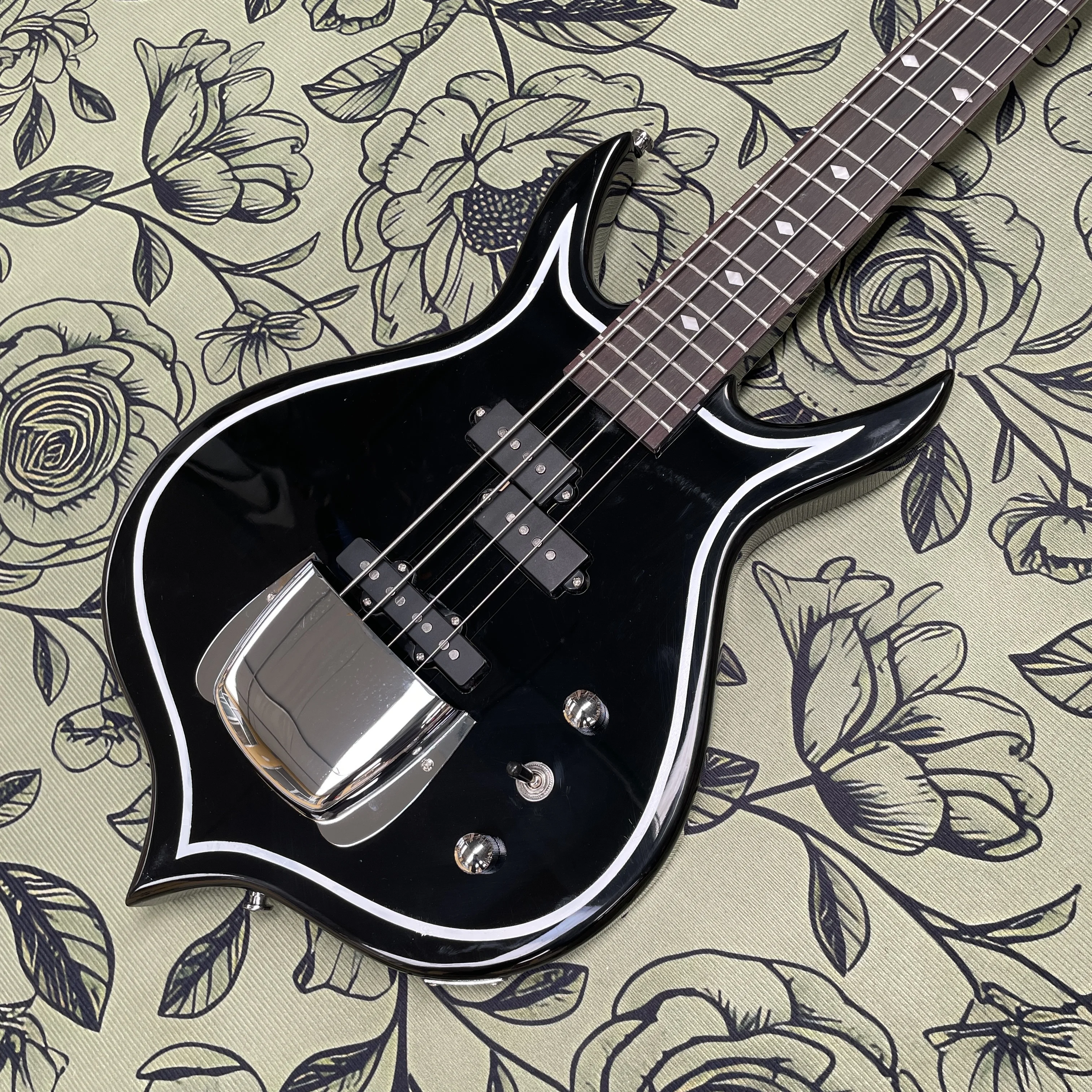 shiny black bass electric guitar,with a mahogany body and 4 stringsguitars,beginner-friendly rock and metal electric guitarra
shiny black bass electric guitar,with a mahogany body and 4 stringsguitars,beginner-friendly rock and metal electric guitarra