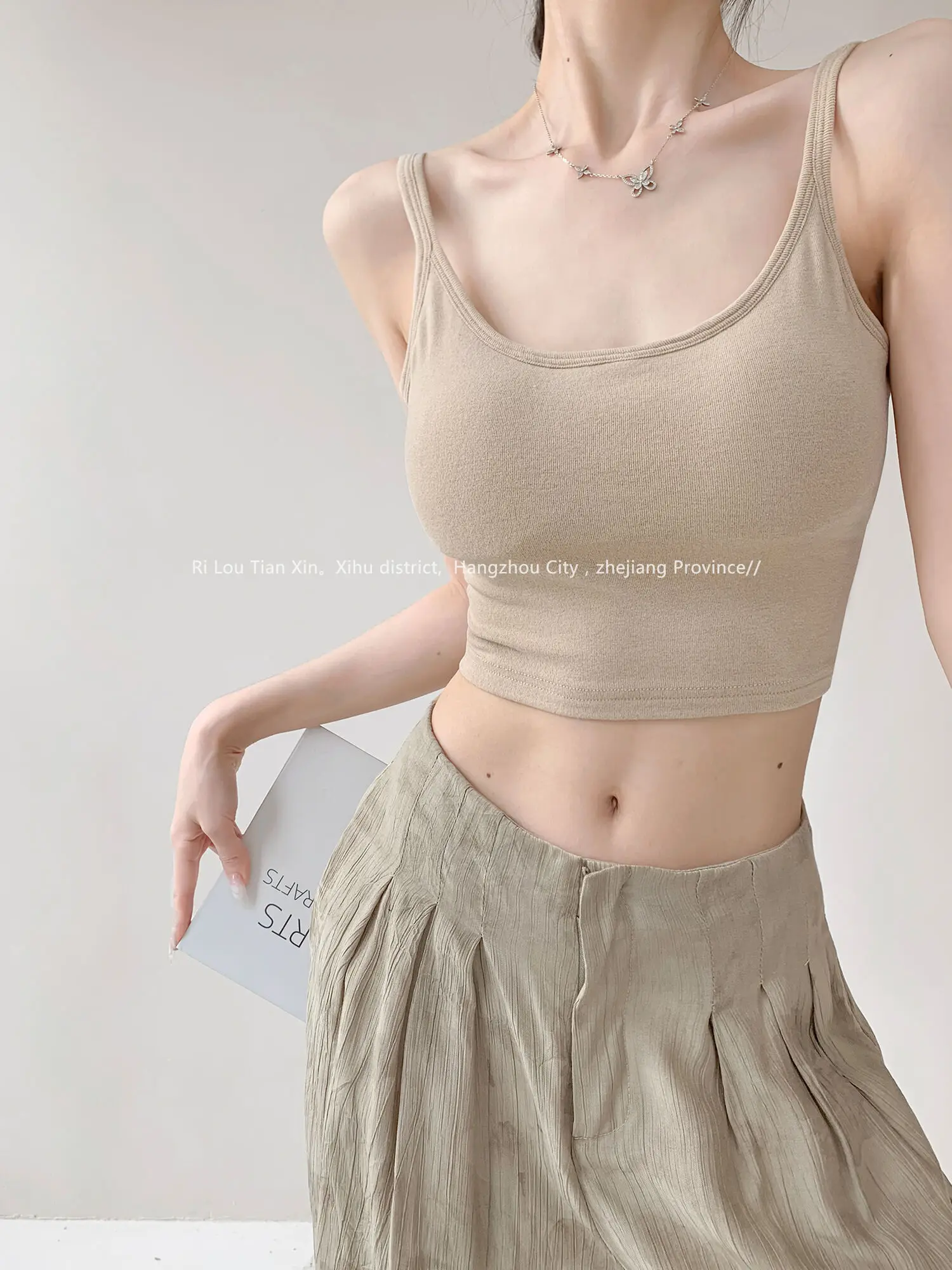 Summer New With Chest Cushion Twisted Backless Low Collar Sling Vest Women's Cinching Waist Solid Slim Short Crop Top F135
Summer New With Chest Cushion Twisted Backless Low Collar Sling Vest Women's Cinching Waist Solid Slim Short Crop Top F135