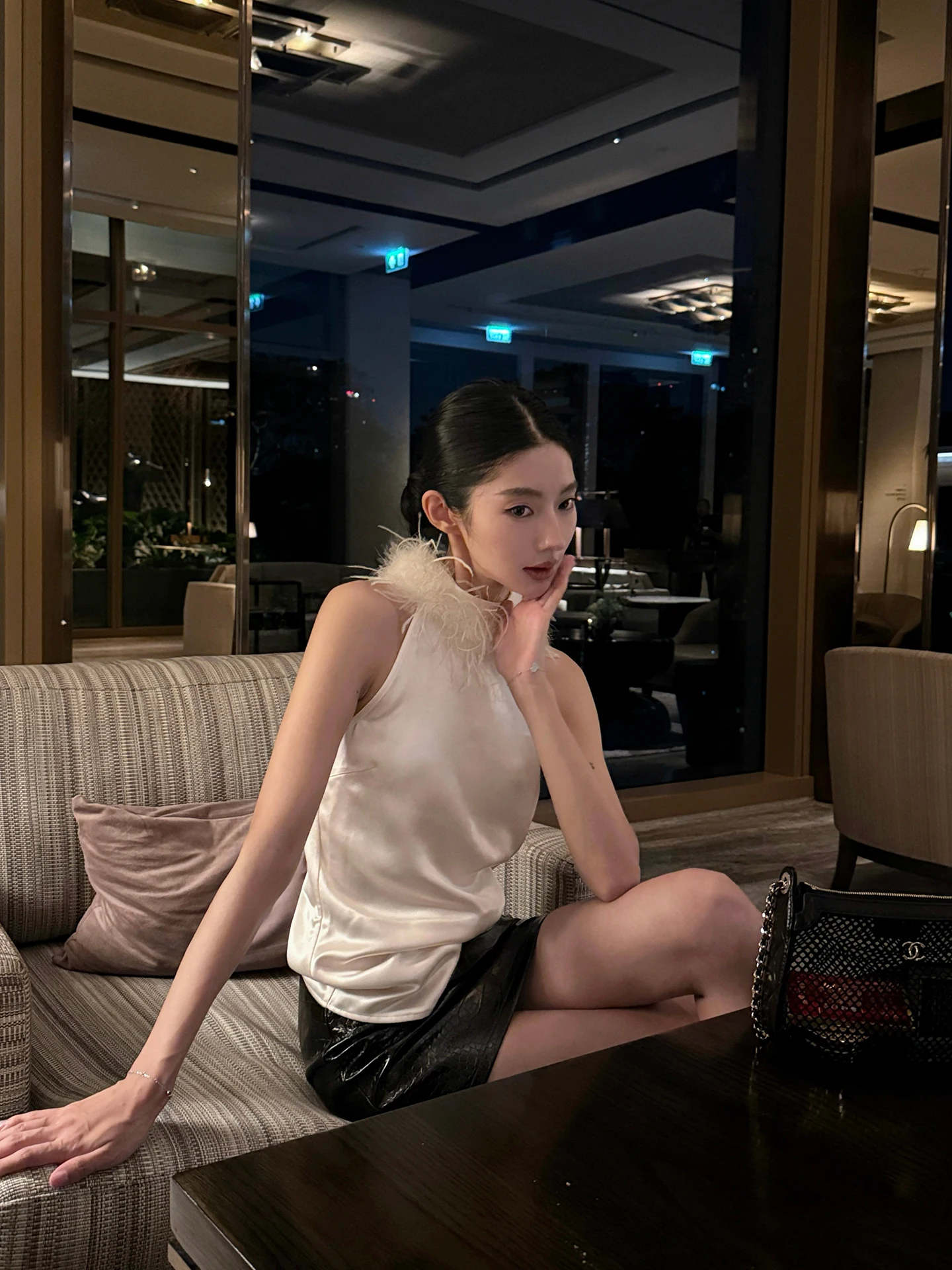 Elegant Rosie White Red Light 100 Ostrich Feather Acetate Sleeveless Vest Quality Women's Fashion Summer Outerwear
Elegant Rosie White Red Light 100 Ostrich Feather Acetate Sleeveless Vest Quality Women's Fashion Summer Outerwear