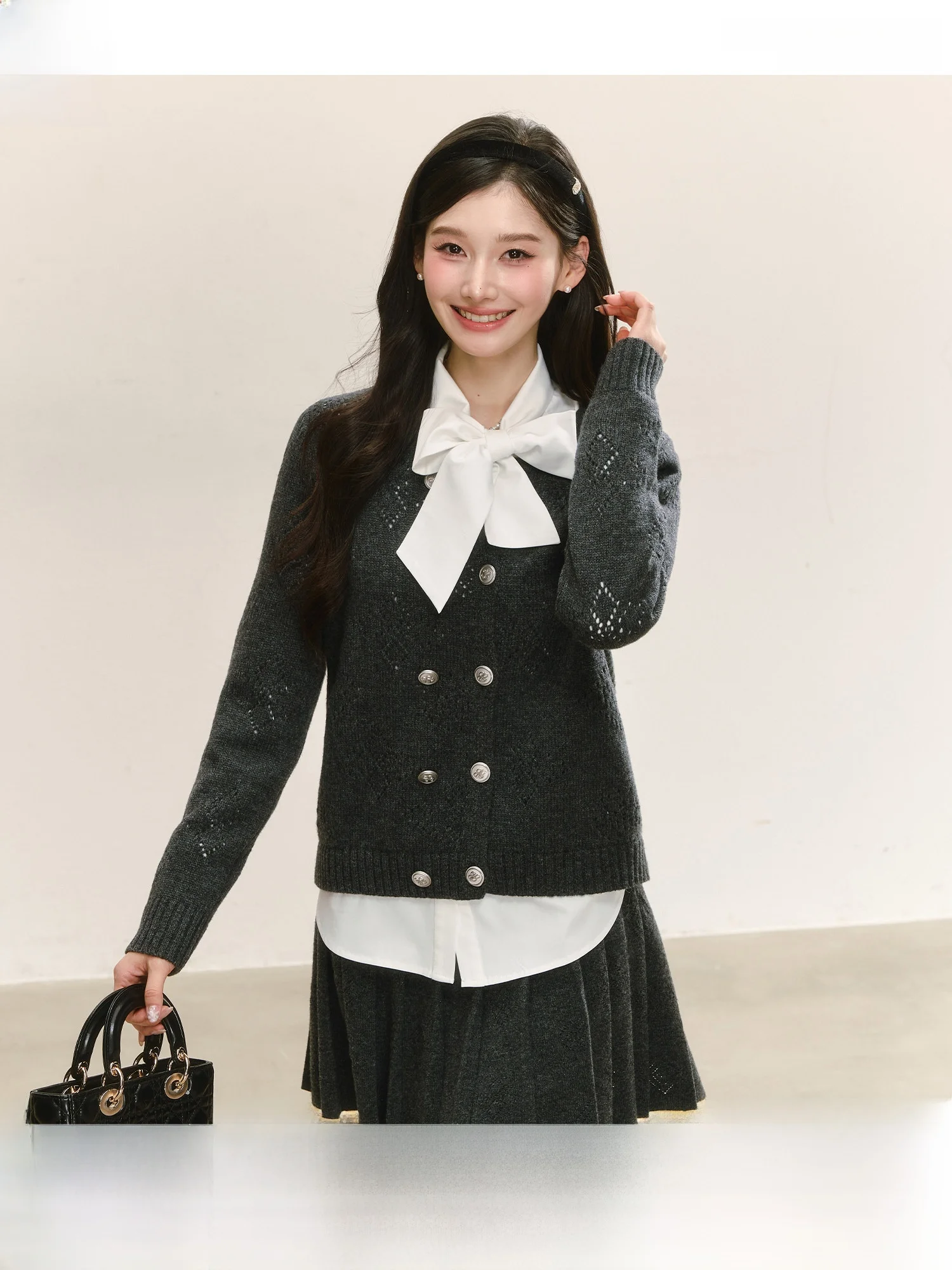 Мягкий вязаный комплект: вязаный жакет на двойной пуговице, блузка с бантом, универсальная короткая юбка, женский кардиган с длинными рукавами, трикотажная одежда
Мягкий вязаный комплект: вязаный жакет на двойной пуговице, блузка с бантом, универсальная короткая юбка, женский кардиган с длинными рукавами, трикотажная одежда