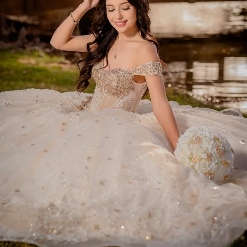 Customized Shiny champagne color Off Shoulder Quinceanera Dress sequin applique Lace crystal vestidos de 15 Quinceanera
Customized Shiny champagne color Off Shoulder Quinceanera Dress sequin applique Lace crystal vestidos de 15 Quinceanera