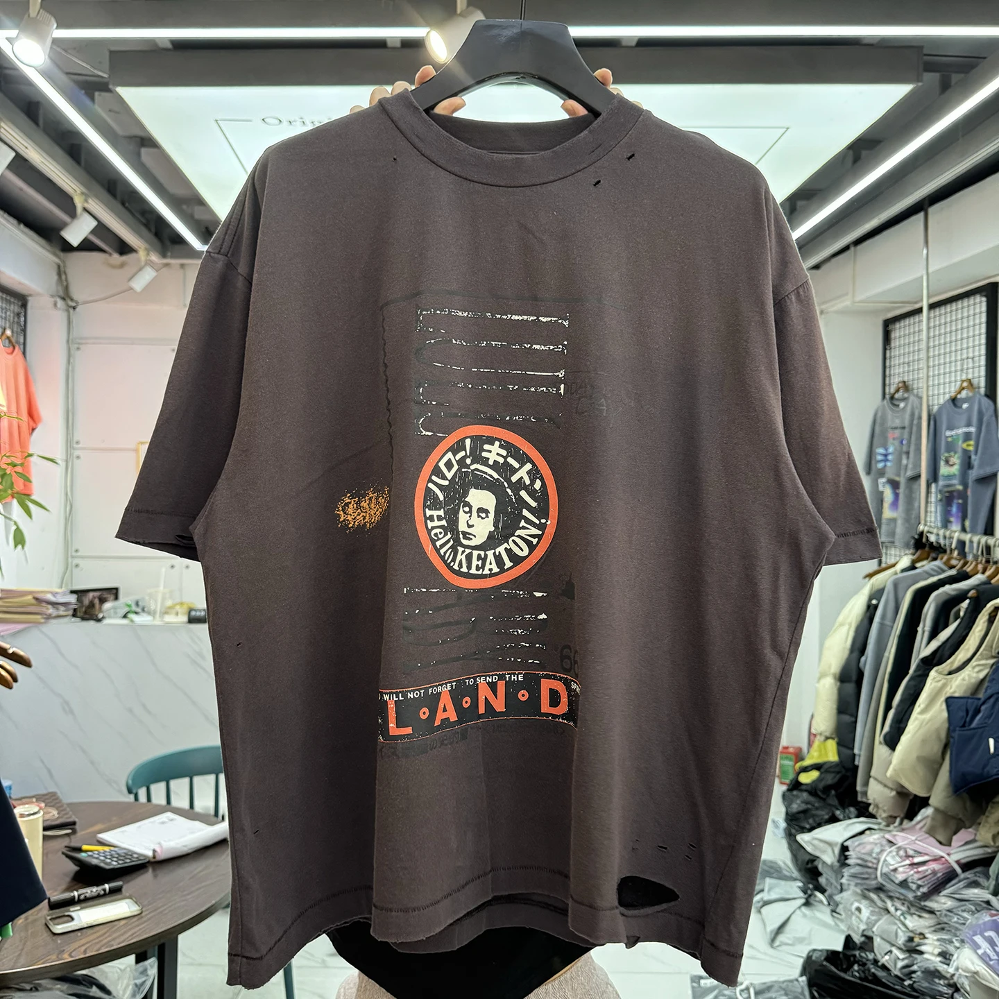 Retro Print Worn-look Short Sleeve T-shirt Casual Loose Fit Cotton High Street Style Half Sleeve Summer Top for Men And Women
Retro Print Worn-look Short Sleeve T-shirt Casual Loose Fit Cotton High Street Style Half Sleeve Summer Top for Men And Women