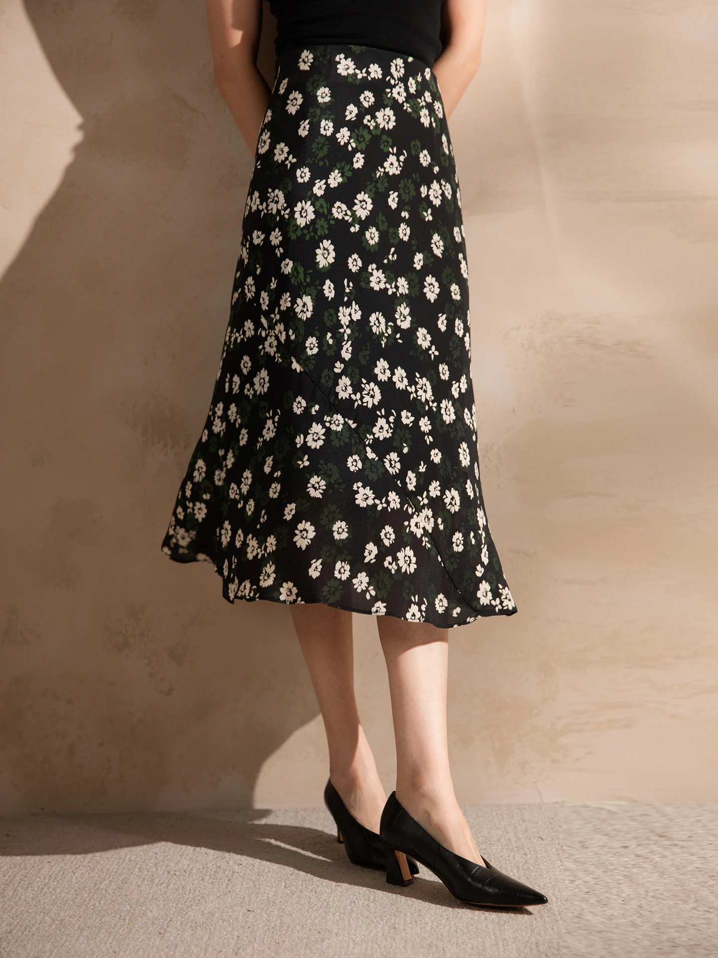 Шелковая юбка с цветочным принтом, на резинке, летняя, повседневная, женская, фасон А-силуэт, универсальная
Шелковая юбка с цветочным принтом, на резинке, летняя, повседневная, женская, фасон А-силуэт, универсальная