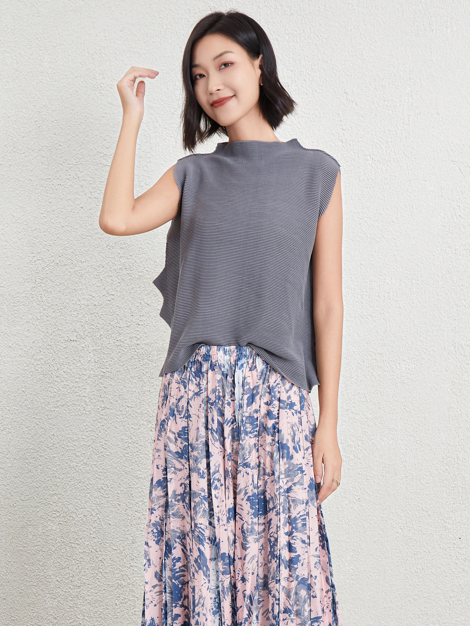 Fast Shipping High Quality Fashion Casual Shirt Women's Clothing Half High Collar Miyake Pleated Sleeveless Top
Fast Shipping High Quality Fashion Casual Shirt Women's Clothing Half High Collar Miyake Pleated Sleeveless Top