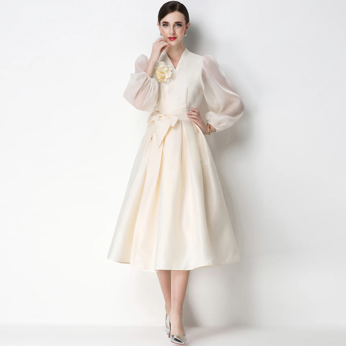 SuperAen Elegant Korean Style V-neck Dress Puff Sleeves Lace-up Waist Three-dimensional Decoration Floral A-line Dress
SuperAen Elegant Korean Style V-neck Dress Puff Sleeves Lace-up Waist Three-dimensional Decoration Floral A-line Dress