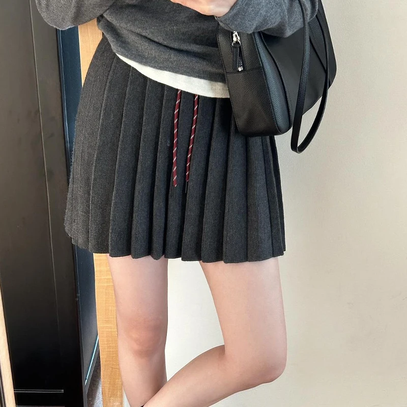 Knit Pleated Mini Skirt For Women Autumn A-Line Short Skirt Niche Design Elastic Waist Fashion Vintage Knitted Mini Skirt
Knit Pleated Mini Skirt For Women Autumn A-Line Short Skirt Niche Design Elastic Waist Fashion Vintage Knitted Mini Skirt