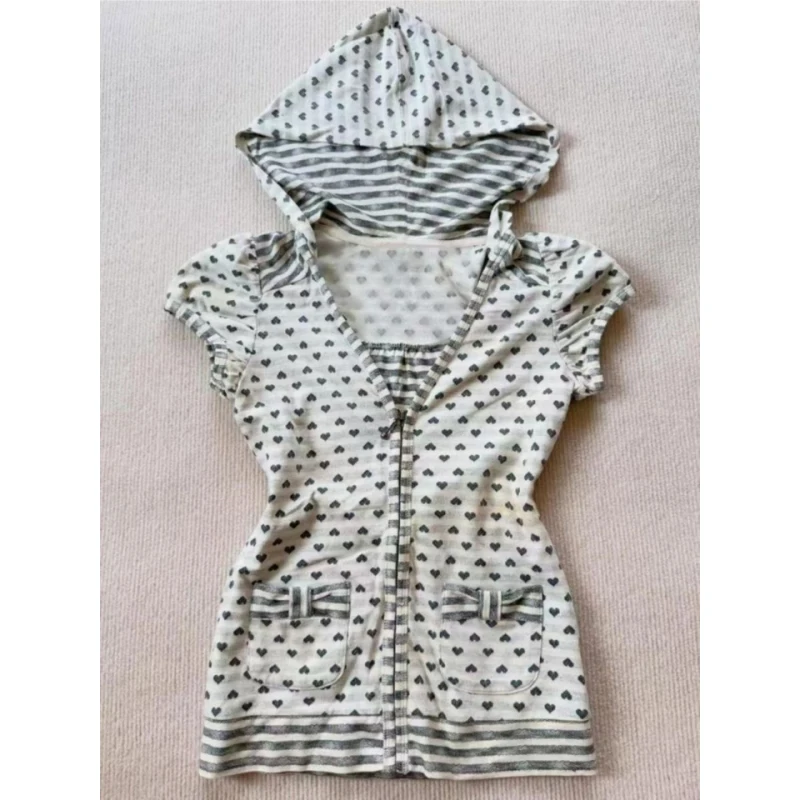 Японская женская футболка с капюшоном и принтом в горошек, новая готическая приталенная модель с коротким рукавом, винтажная повседневная одежда для лета, хит продаж
Японская женская футболка с капюшоном и принтом в горошек, новая готическая приталенная модель с коротким рукавом, винтажная повседневная одежда для лета, хит продаж