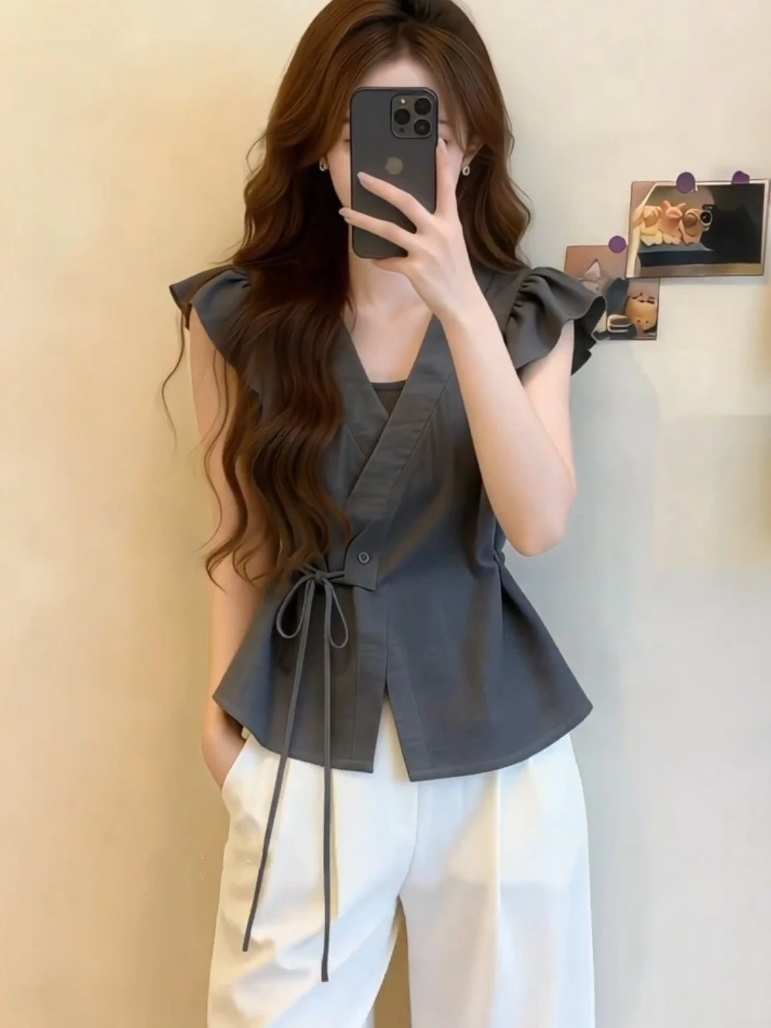 Elegant Grey V-Neck Puff-Sleeve Shirt Women's Summer Design Slimming Waist Belt French Style Short Sleeve Fashionable Top
Elegant Grey V-Neck Puff-Sleeve Shirt Women's Summer Design Slimming Waist Belt French Style Short Sleeve Fashionable Top