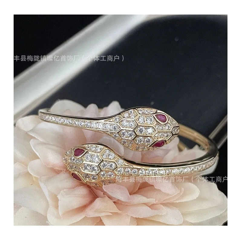 Ruby Double Snakehead Open Bracelet High Version Gold Plated Full Diamond Diamond Jewelry
Ruby Double Snakehead Open Bracelet High Version Gold Plated Full Diamond Diamond Jewelry