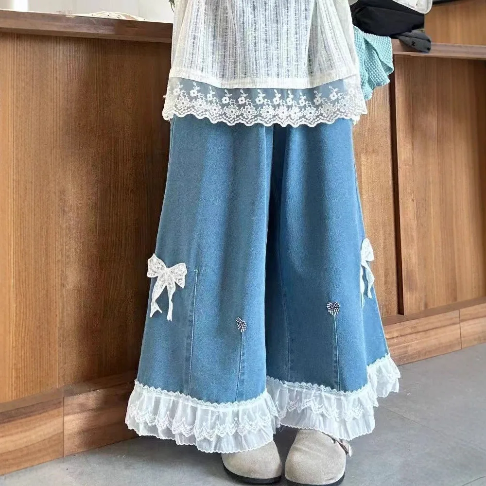 Японские винтажные джинсовые широкие брюки с кружевным бантом Mori Girl, женские осенние повседневные свободные джинсы с высокой эластичной резинкой на талии
Японские винтажные джинсовые широкие брюки с кружевным бантом Mori Girl, женские осенние повседневные свободные джинсы с высокой эластичной резинкой на талии