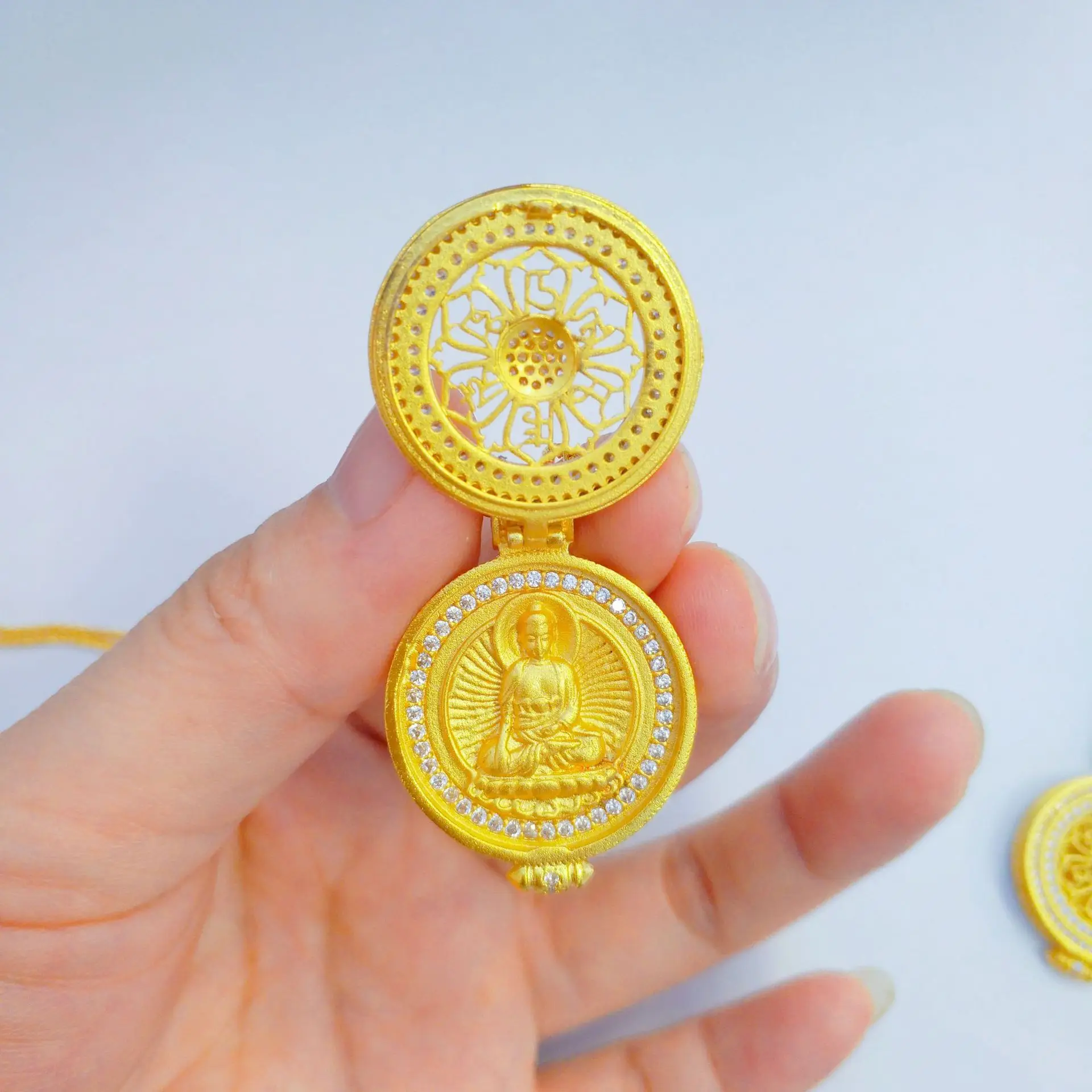 Open pendant for women, 24k Gold, AU999 "stability" engraving with gear pattern
Open pendant for women, 24k Gold, AU999 "stability" engraving with gear pattern