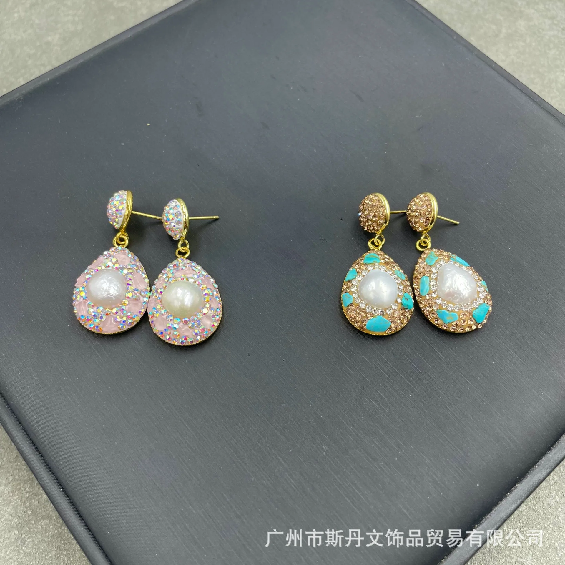 Baroque freshwater pearl earring turquoise powder crystal high-end personalized point earrings, evening light luxury banquet
Baroque freshwater pearl earring turquoise powder crystal high-end personalized point earrings, evening light luxury banquet