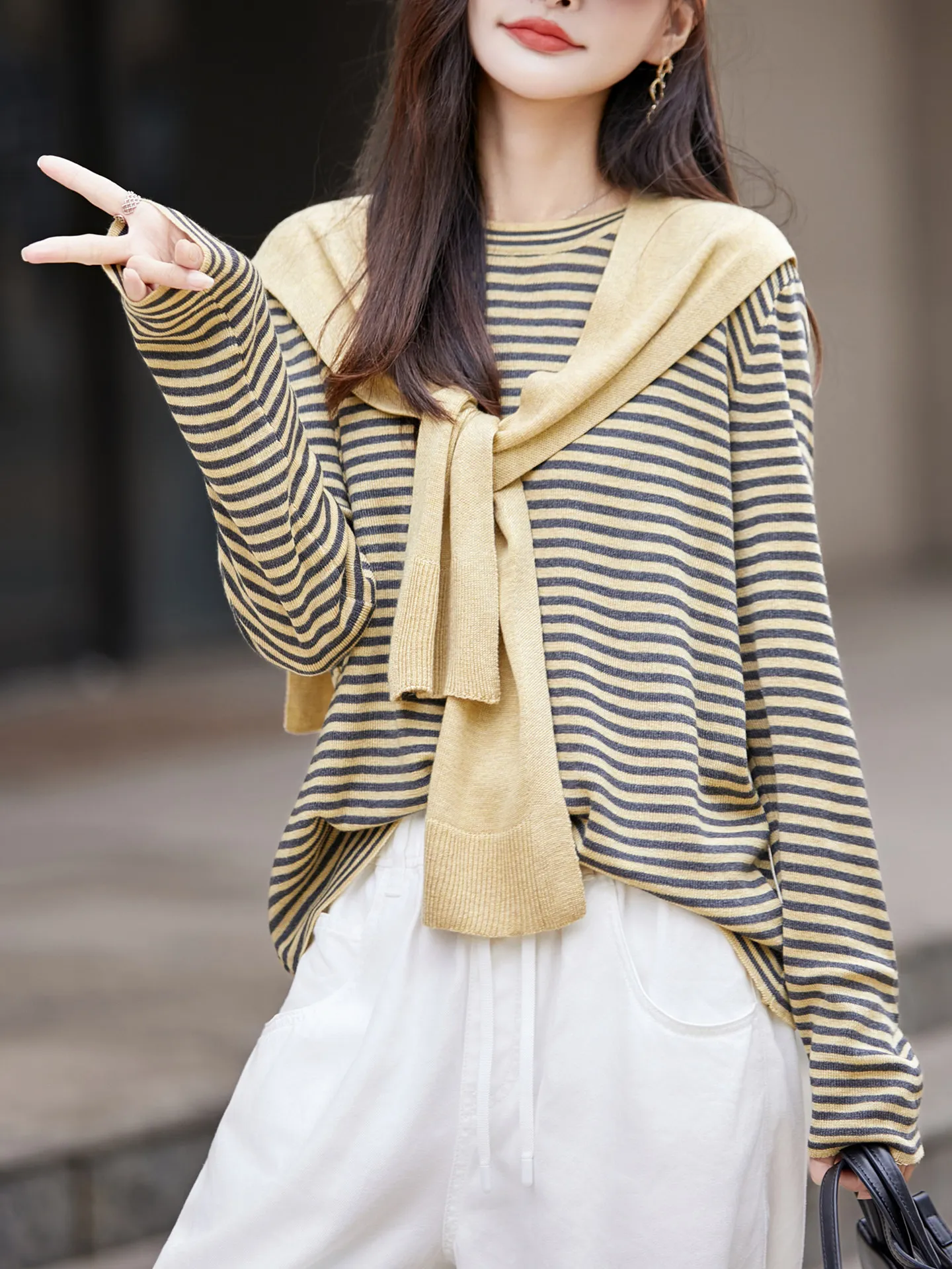 Новый женский вязаный свитер 2026 года в полоску, свободного кроя, с круглым вырезом, повседневный, с мягкими вставками на плечах, из мягкой ткани, с длинными рукавами
Новый женский вязаный свитер 2026 года в полоску, свободного кроя, с круглым вырезом, повседневный, с мягкими вставками на плечах, из мягкой ткани, с длинными рукавами