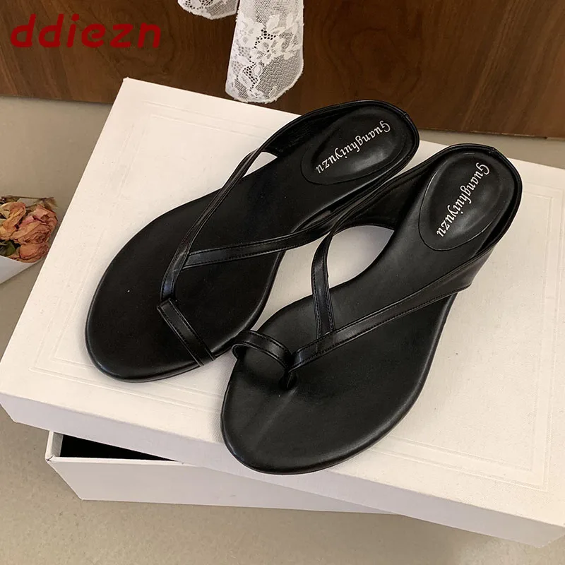 Летние модные женские шлепанцы с круглым носком, низким каблуком, для пляжа и улицы, сандалии-слайды для женщин.
Летние модные женские шлепанцы с круглым носком, низким каблуком, для пляжа и улицы, сандалии-слайды для женщин.