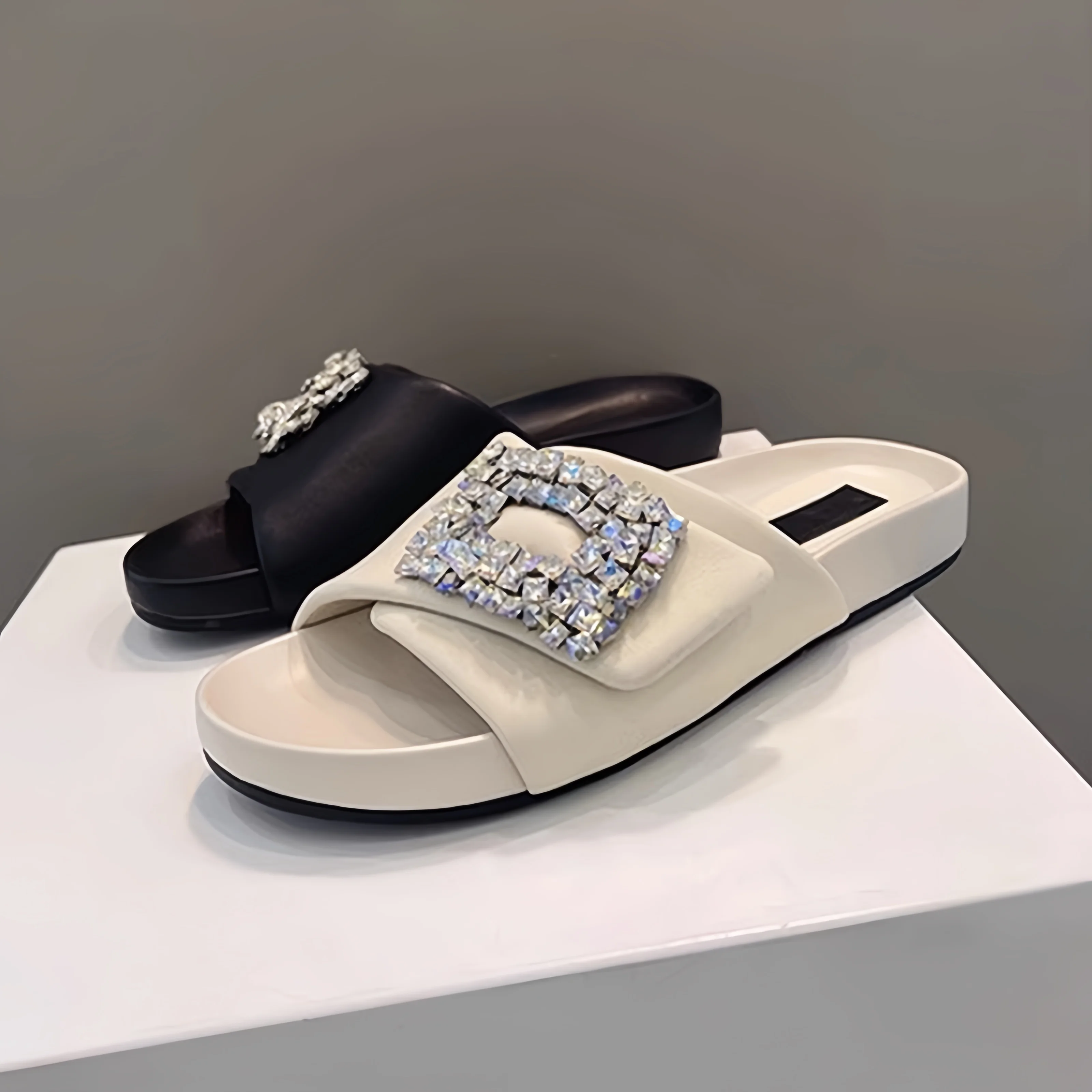 New Fashion Brand Women's Shoes Shiny Rhinestone Ladies Slippers Comfortable Outdoor Casual Shoes Light Slip-on Women Sandals
New Fashion Brand Women's Shoes Shiny Rhinestone Ladies Slippers Comfortable Outdoor Casual Shoes Light Slip-on Women Sandals