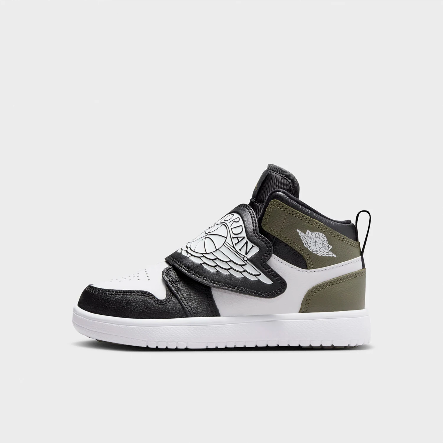 Детские баскетбольные кроссовки Nike Authentic Jordan Mid-Top BQ7197-092
Детские баскетбольные кроссовки Nike Authentic Jordan Mid-Top BQ7197-092