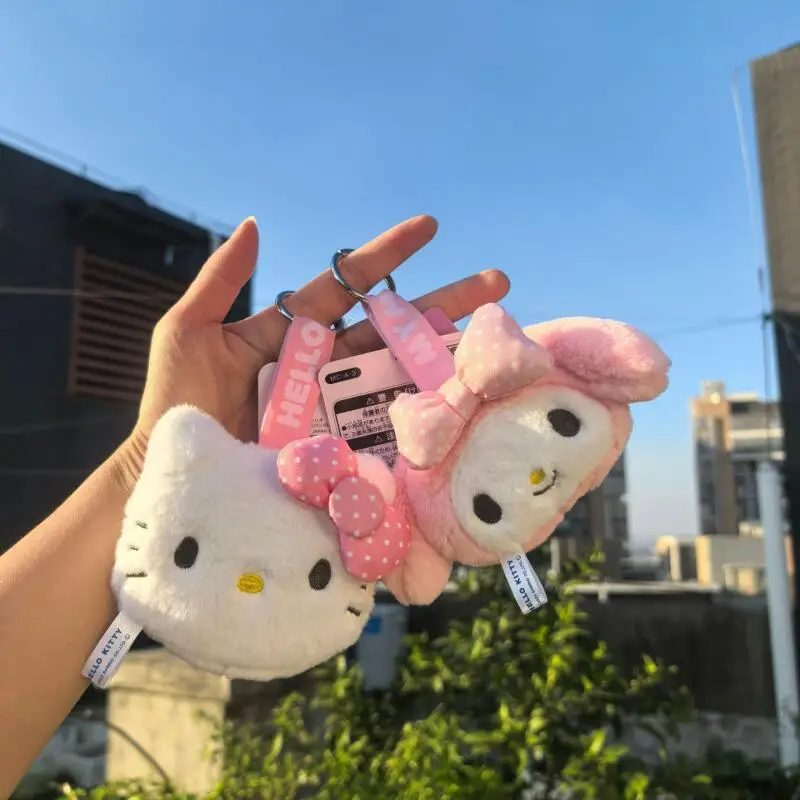 Милый плюшевый брелок Hello Kitty в виде головы, мультяшная кукла-кошка КТ, подвеска для сумки Куроми, маленький сувенир, подарок для девочек
Милый плюшевый брелок Hello Kitty в виде головы, мультяшная кукла-кошка КТ, подвеска для сумки Куроми, маленький сувенир, подарок для девочек