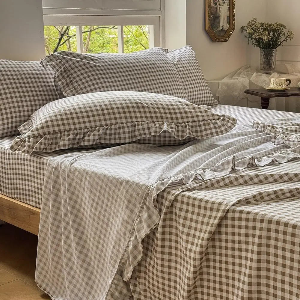 Комплект постельного белья Tan Gingham Ruffle Queen, 4 предмета, из мягкой предварительно стираной микрофибры, в клетку, цвета тауп, с глубокими карманами, в стиле фермерского дома
Комплект постельного белья Tan Gingham Ruffle Queen, 4 предмета, из мягкой предварительно стираной микрофибры, в клетку, цвета тауп, с глубокими карманами, в стиле фермерского дома