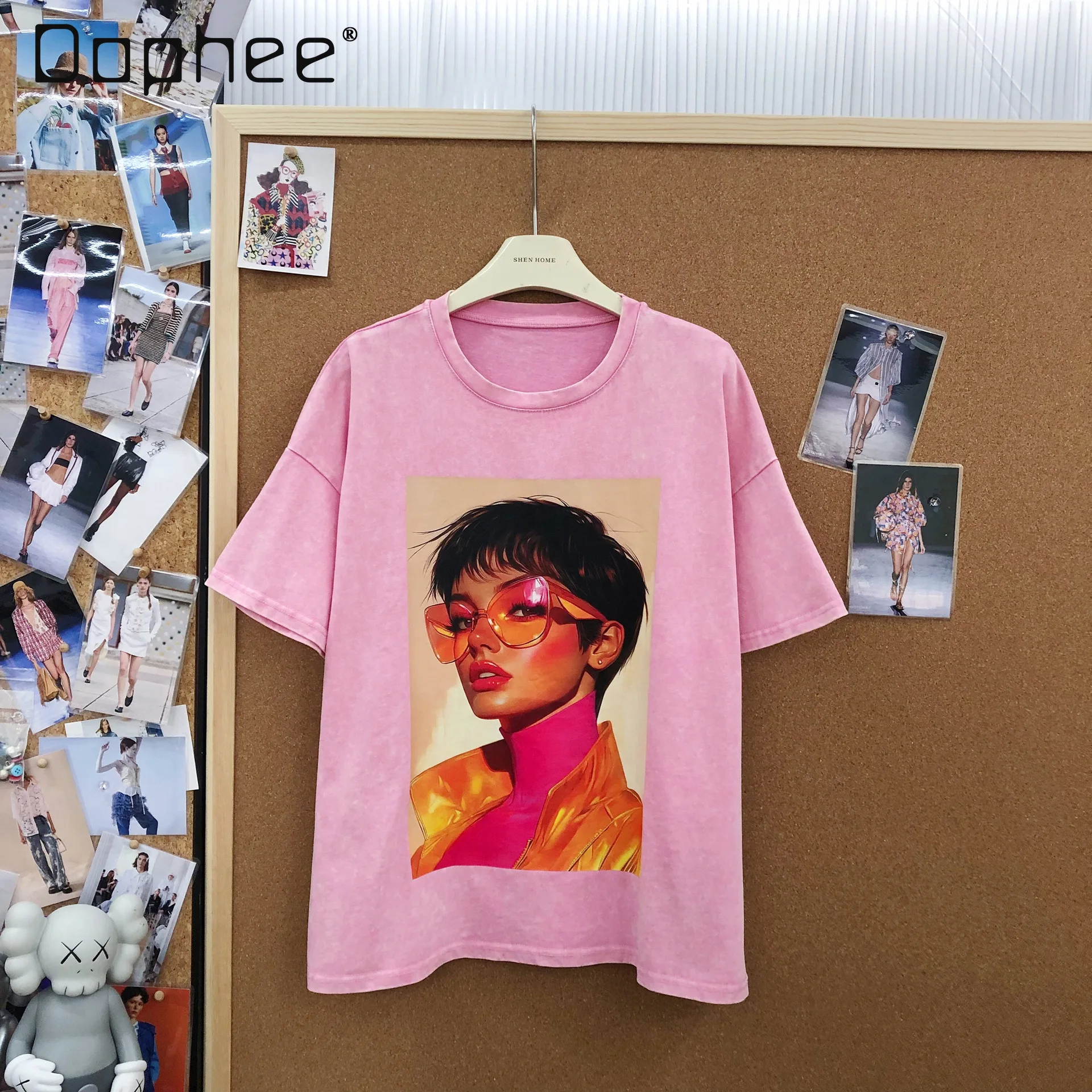 Новая женская футболка с коротким рукавом в стиле ретро, американский стиль, с крутым принтом, модная, повседневная, свободного кроя, выстиранного розового цвета, коллекция Весна-Лето 2026
Новая женская футболка с коротким рукавом в стиле ретро, американский стиль, с крутым принтом, модная, повседневная, свободного кроя, выстиранного розового цвета, коллекция Весна-Лето 2026